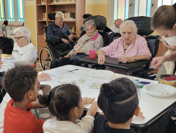 Festa dei Nonni: bimbi in visita agli Istituti Airoldi e Muzzi