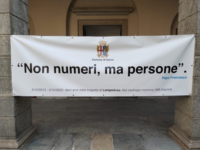Lecco, la facciata del municipio si illuminerà di arancione per dire no all’indifferenza