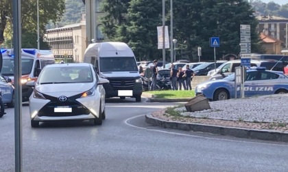 Schianto auto moto davanti alla Meridiana