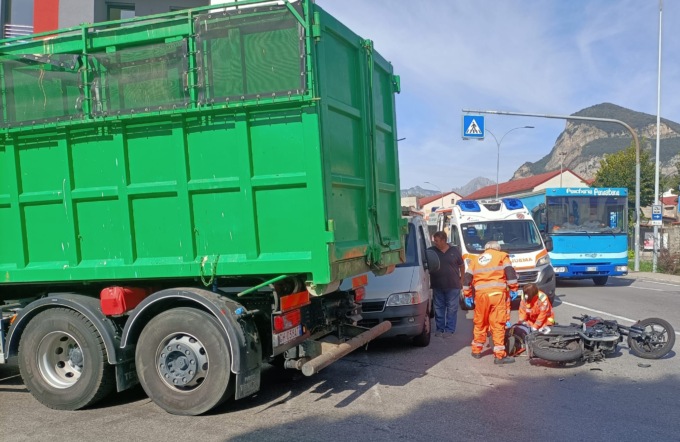 Scontro camion moto: 18enne in condizioni serie