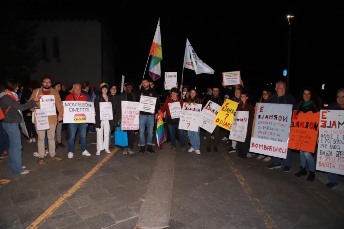 Manifestanti contro Vannacci a Calolzio: “E’ normale odiare?”