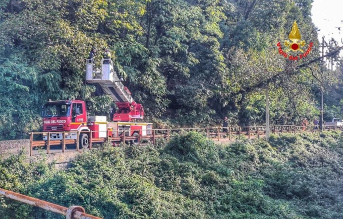 Vestreno, intervento dei Vigili del fuoco per rimuovere una pianta finita sulla linea dell’alta tensione