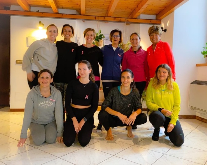 Dervio, una masterclass di yoga a sostegno del mese rosa