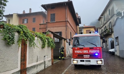 Incendio a Dervio di fronte al Municipio, intervenuti i Vigili del fuoco