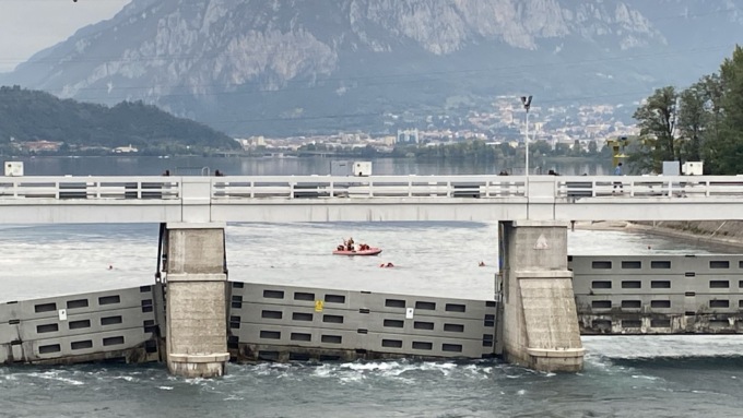 Quattro canoisti in difficoltà alla diga di Olginate salvati dai Vigili del fuoco