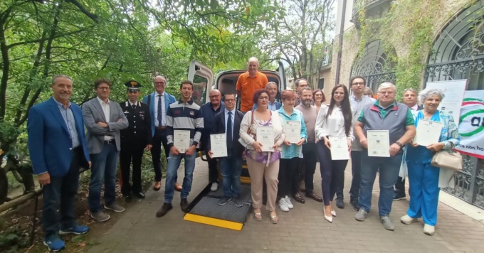 Auser, inaugurato il nuovo mezzo per accompagnare anziani e disabili