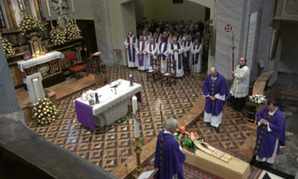 Don Erminio Burbello, chiesa gremita per l'ultimo saluto. "Ti accoglierà anche San Pietro, la cui casa hai tenuto pulita"