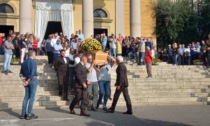 Una folla commossa ha salutato per l'ultima volta Luciano Beretta, morto sul lavoro