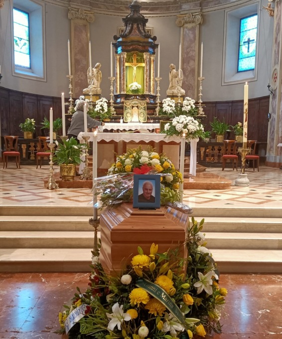 Folla ai funerali di Rocco Luigi Barbaro, morto investito. “Amava la sua famiglia e il suo lavoro per la comunità”