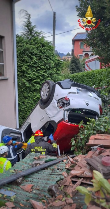 Esce di strada, l’auto si ribalta e finisce in un cortile