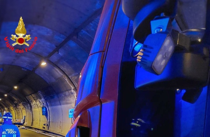 Auto entra in Statale 36 nonostante la chiusura e si schianta contro il furgone degli operai al lavoro