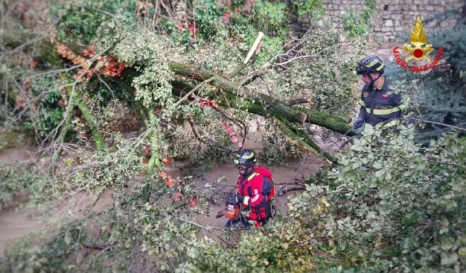 Maltempo: alberi nel Caldone, rischio effetto diga. Vigili del fuoco in campo