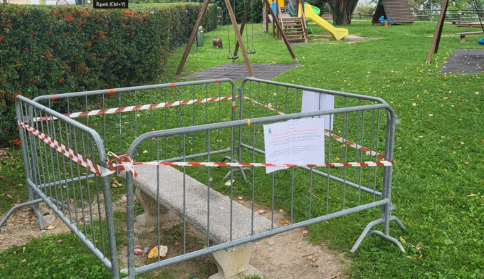 Sporcizia e degrado: il sindaco fa recintare la panchina dell’area giochi
