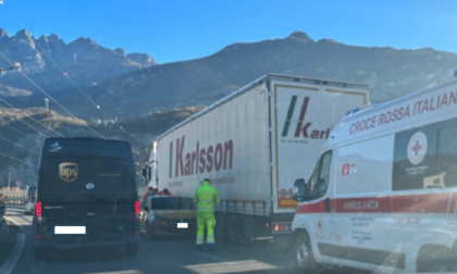 Schianto sul Ponte Manzoni: auto contro camion... finisce contromano