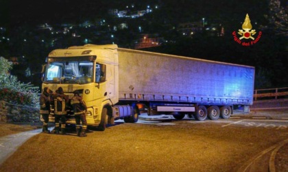 Tir fermo, intervengono i Vigili del Fuoco