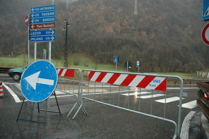 Auto ribaltata: chiusa la Lecco Ballabio verso Lecco