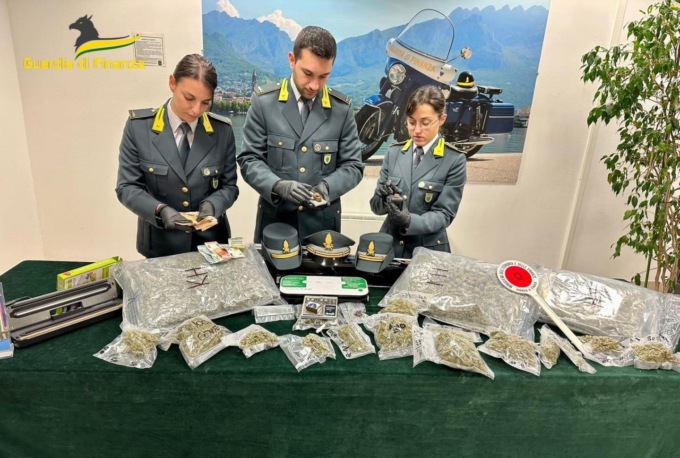 Coppia beccata con 5 kg di marijuana: in manette