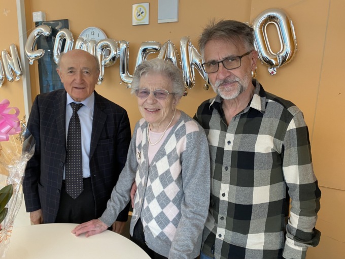 102 anni e non sentirli: auguri Giulia, a Lecco per il suo amore da film