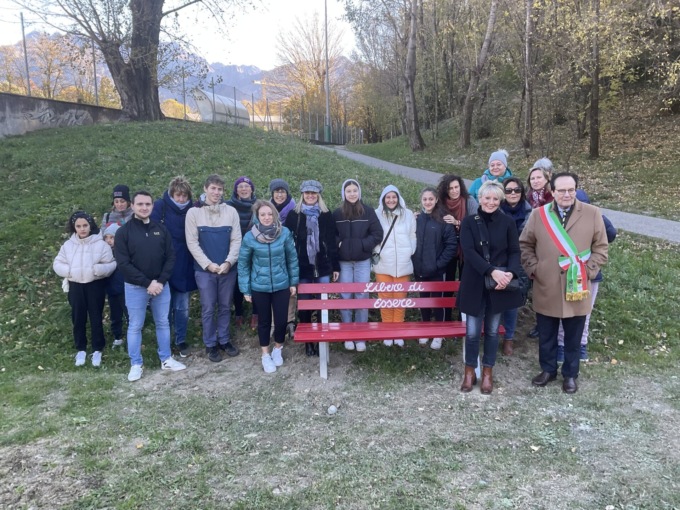 Valmadrera, inaugurate due panchine rosse contro la violenza sulle donne