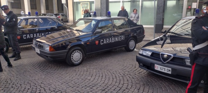 Gli automezzi storici dei Carabinieri in mostra in piazza Garibaldi