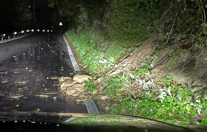 Scarica di sassi sulla Provinciale 180 e a Boccio