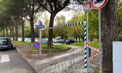 Calolzio, le sbarre anti-nomadi al parcheggio di viale De Gasperi diventano realtà