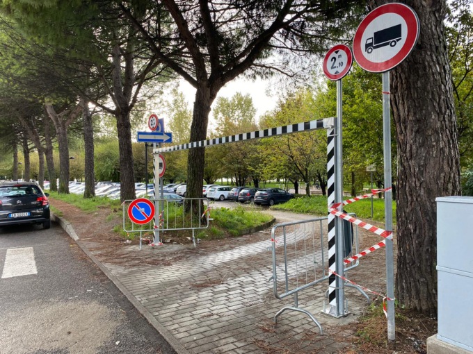 Calolzio, le sbarre anti-nomadi al parcheggio di viale De Gasperi diventano realtà