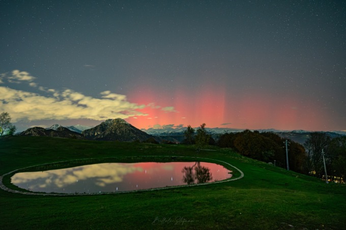 Aurora boreale immortalata al laghetto del Pertus