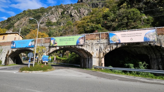 Dervio: maxi cartelloni per accogliere i turisti