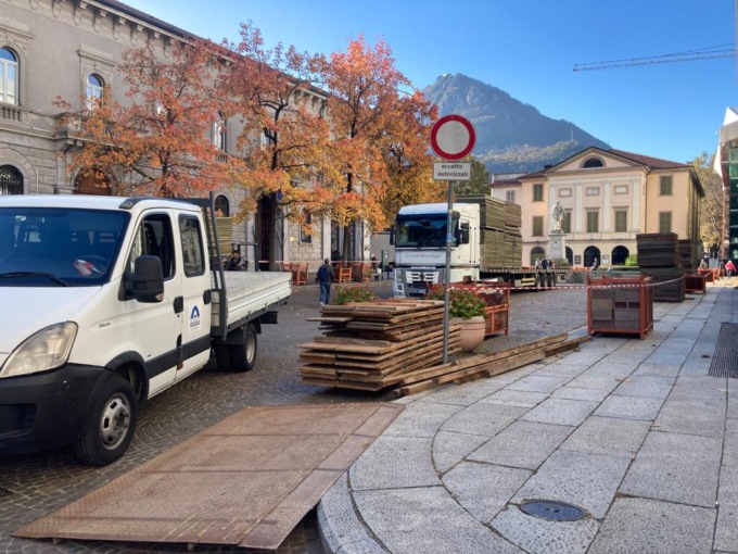 Si monta la pista di pattinaggio a Lecco: apertura il 24 novembre e quest’anno sarà coperta