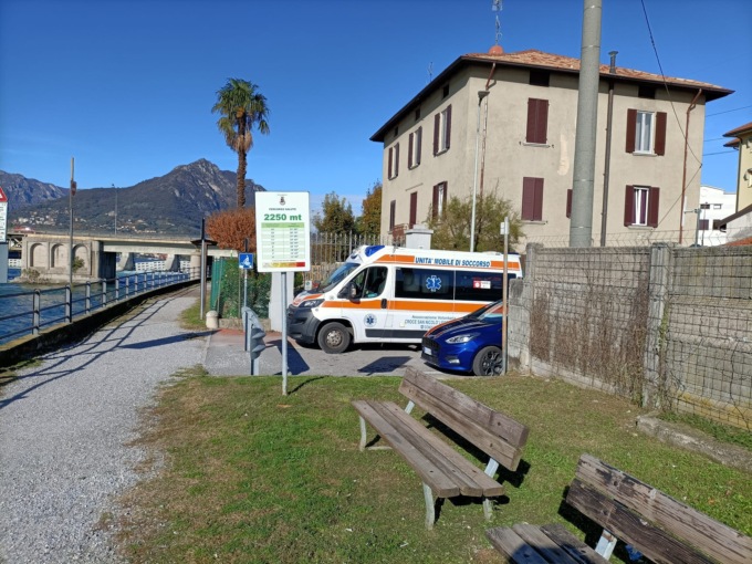 Malore sul lungofiume: uomo batte la testa, è in condizioni serie