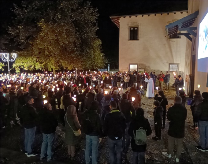 Calolzio: 500 fiaccole per la pace illuminano il buio e donano speranza