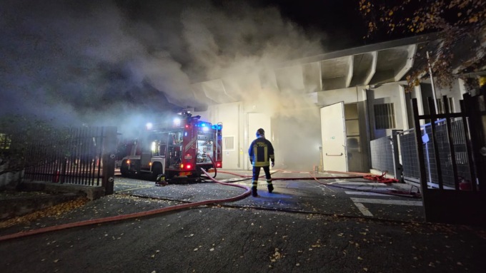 Un altro capannone in fiamme, questa volta a Dervio