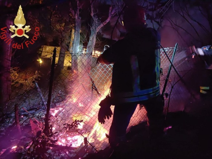 Incendio di un capanno degli attrezzi: Vigili del Fuoco a Oliveto Lario