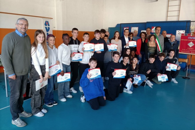 Presentato il calendario Avis 2024 disegnato dagli studenti calolziesi