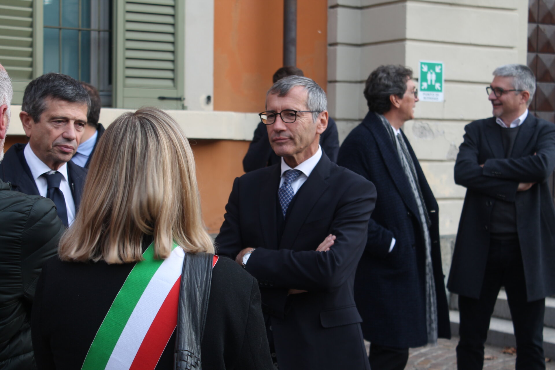 il sindaco Chiara Narciso di spalle dialoga con l'amm del di Edison Nicola Monti, a sinistra si intravede Maurizio Lupi