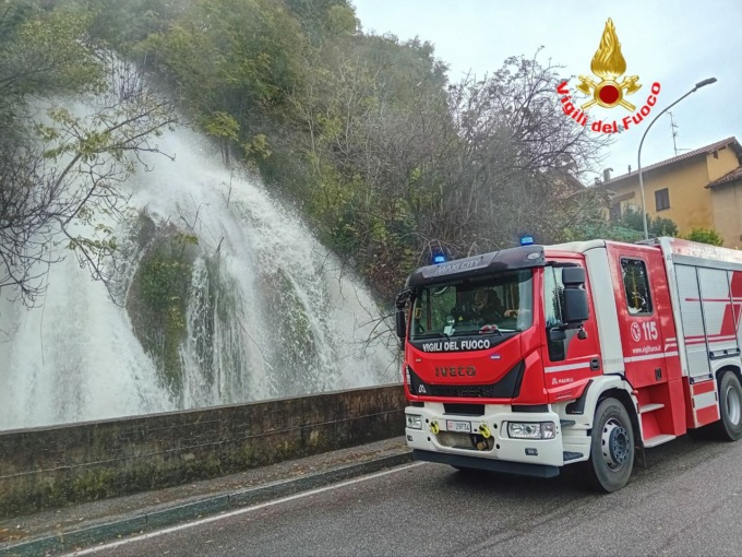 Maltempo: la cascata di Chiuso “ruggisce”. Resta l’allerta