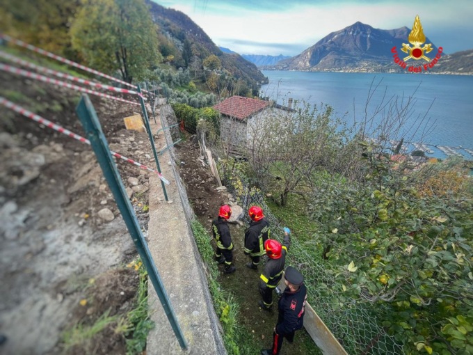 Terribile incidente sul lavoro a Bellano: precipita da un muro con un escavatore