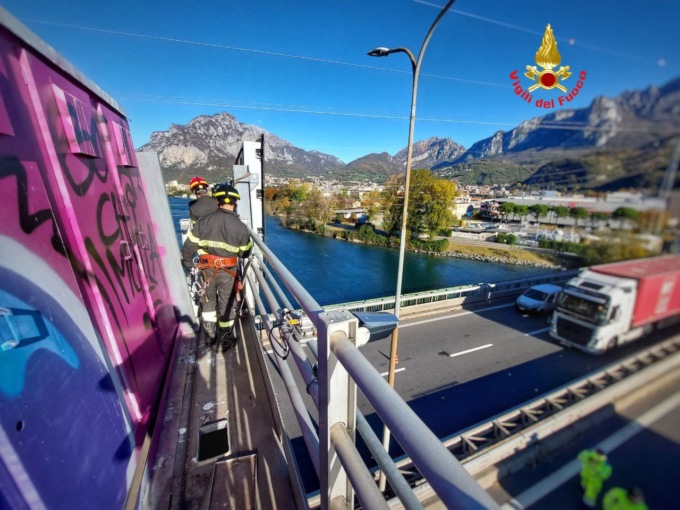 Camion urta un pannello a messaggio variabile sul Ponte Manzoni:  STRADA RIAPERTA