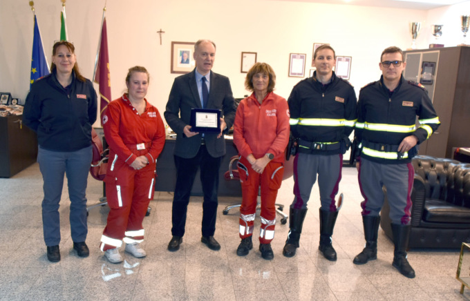I volontari della Cri di Colico premiati in Questura