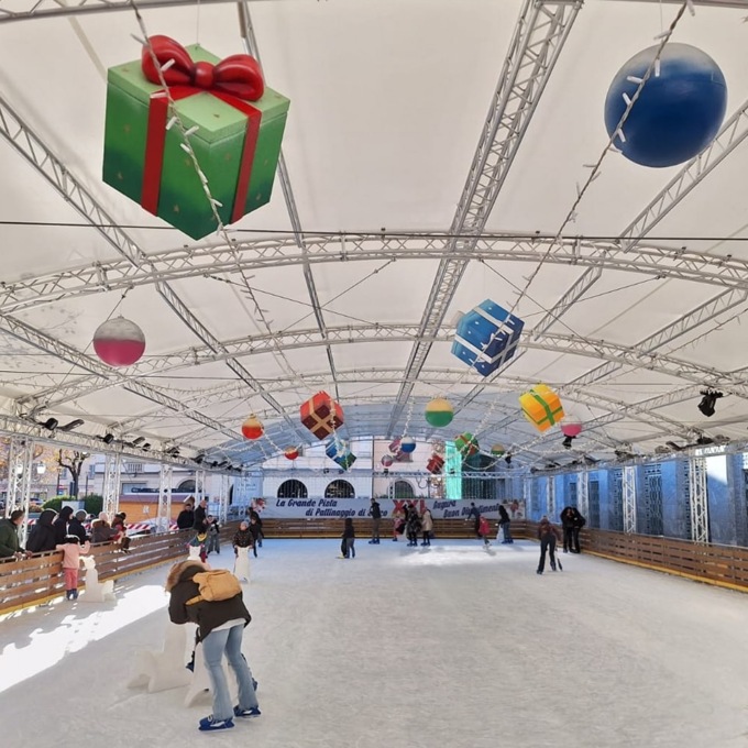 Pista di Pattinaggio di Lecco: Vigilia di Natale con panettoncini in regalo