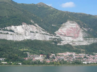 Giornata internazionale della montagna. Circolo Ilaria Alpi: “Chi cura le ferite delle cave?”