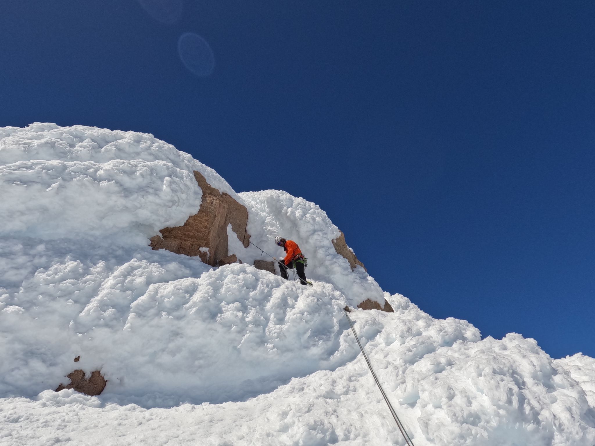 La parte alta piena di neve incollata alla parete