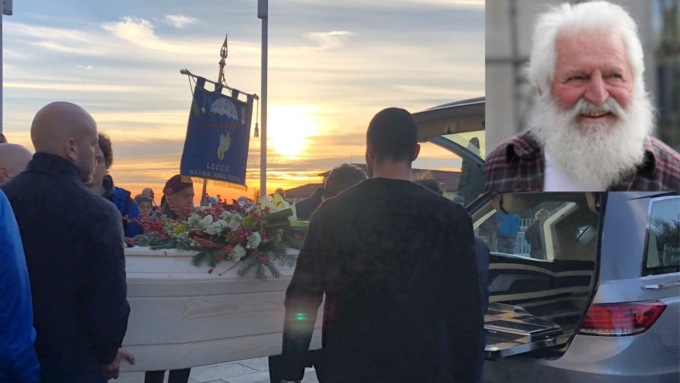 Folla commossa ai funerali di Mario Valsecchi. “Da buon paracadutista non ha mai avuto paura di buttarsi nelle imprese più grandi di lui”