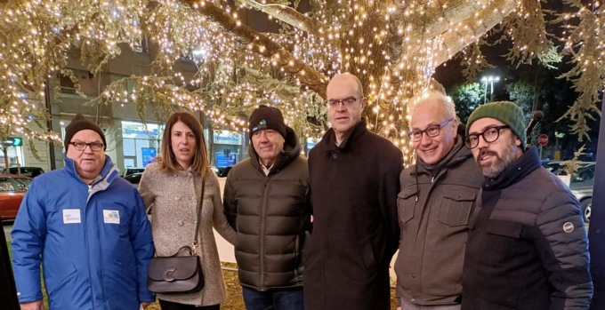 La magia arriva in città: si accende l’albero di Natale