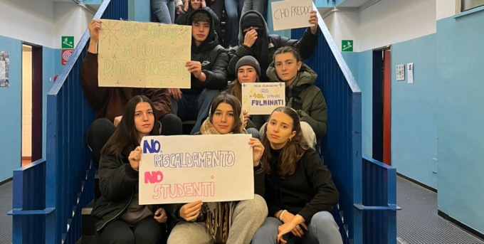 Il Manzoni in sciopero: le aule sono inagibili. “C’ho freddo”, il mantra degli studenti