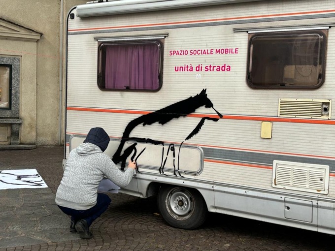 Lecco, il live restyling del camper dell’Unità di strada