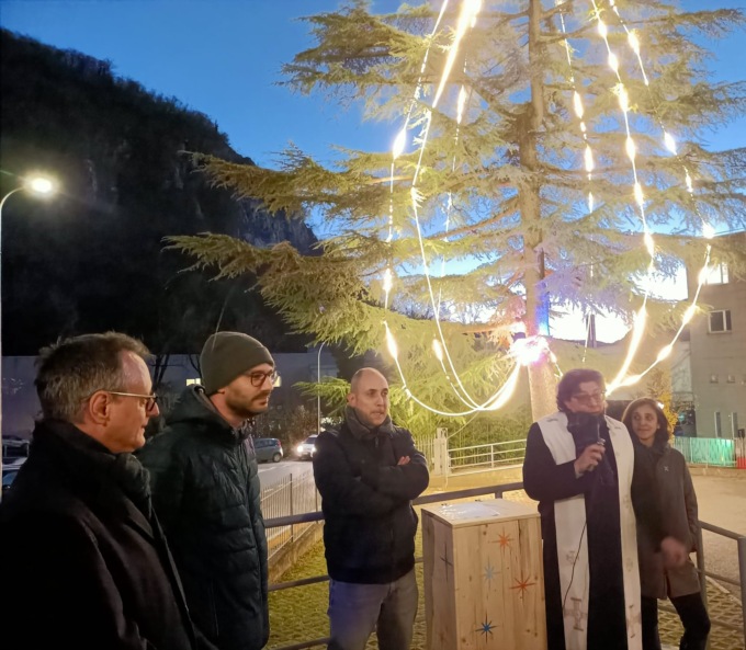 Germanedo, accese le luminarie del grande cedro
