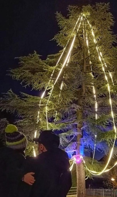 Inaugurato l’albero di Natale del centro diurno per anziani Laser