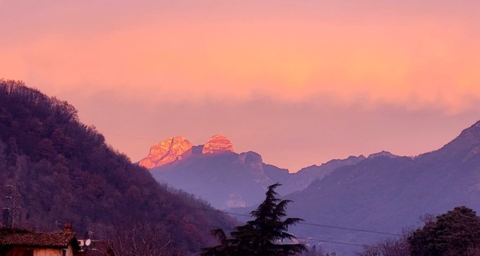 Alba di fuoco su Lecco… “Rosso di mattina, la pioggia si avvicina?”